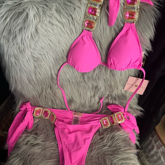MODA MINX BOUJEE LUXE
BOUJEE 'BARBIE PINK' TIESIDE CRYSTAL BIKINI TOP/BOTTOM SET - Picture 7 of 8
